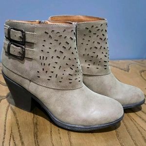 Laura Scott taupe women's booties sz 9
